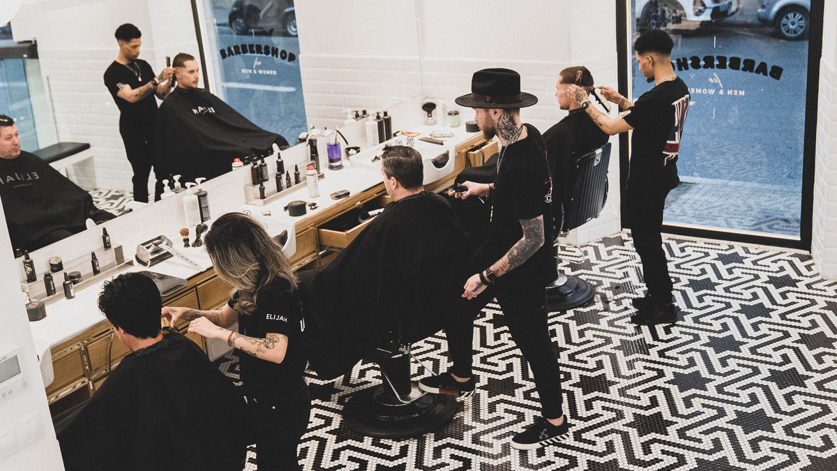 El equipo de ELIJAH trabajando juntos en la barbería